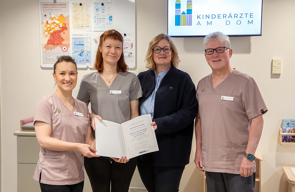 Urkundenübergabe an die Kinderarztpraxis Kinderärzte am Dom in Magdeburg_Melitta Schubert